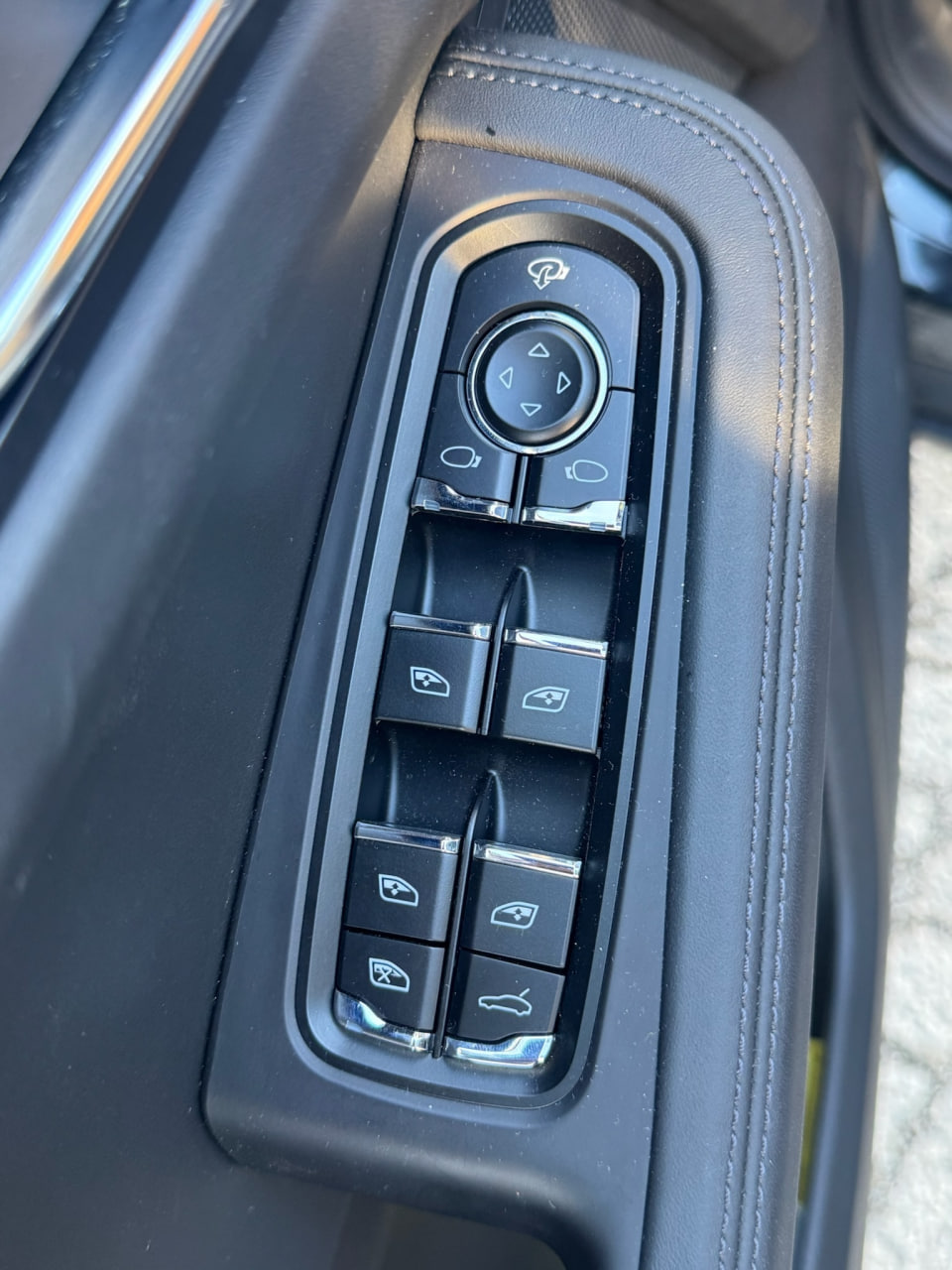 Porsche Macan baxışı, 17 şəkildən 10-cisi
