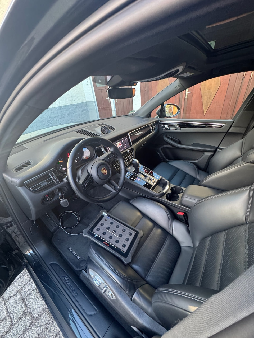 Porsche Macan baxışı, 17 şəkildən 15-cisi